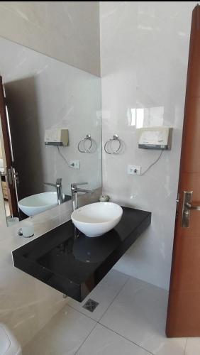 a bathroom with a sink and a mirror at Casa Exclusiva Mar Adentro in Santa Cruz de la Sierra