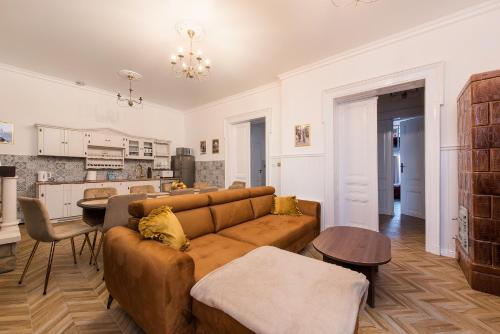 VINTAGE STATiON APARTMENT