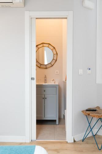 a bathroom with a sink and a mirror at Pensión Txiki Polit in Zarautz