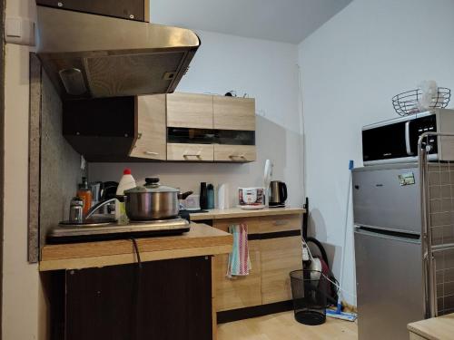 a small kitchen with a stove and a refrigerator at Chelm Spoko Apartment in Chełm