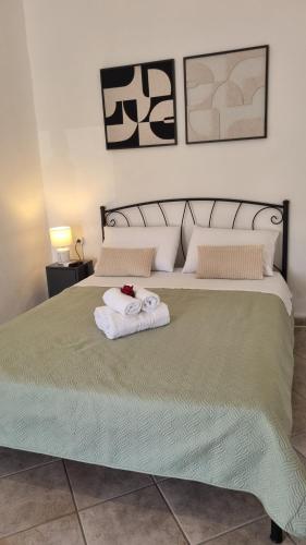 a bedroom with a bed with two towels on it at Studio Marianna & George in Plátanos