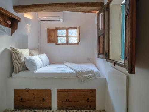 a small room with a bed and a window at C'AN Sabuba in Deia