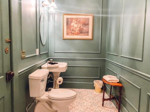 a bathroom with a toilet and a sink at Historic Knox Hotel in Princeton