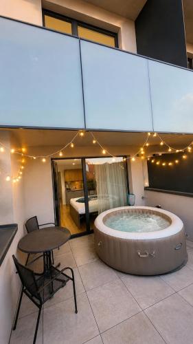 AH Terrace Jacuzzi Suite near Arena