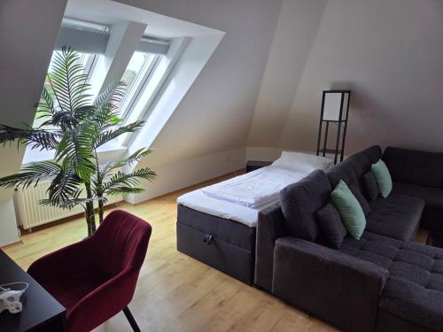 a living room with a bed and a couch at Moderne Dachgeschosswohnung bis 6 Personen - Parkplatz - Waschmaschine in Coburg