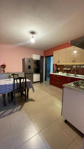eine große Küche mit Tisch und Esszimmer in der Unterkunft Villa Doku in Valjiosi
