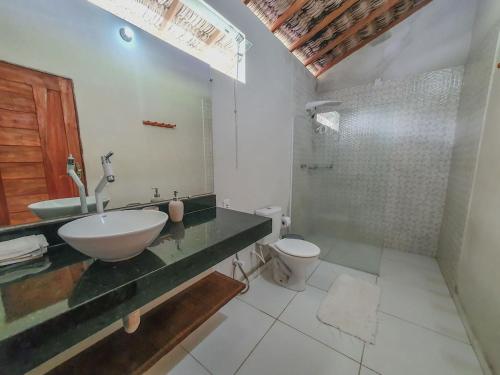 a bathroom with a sink and a toilet at Kite Mansion Arpoador in Tutóia