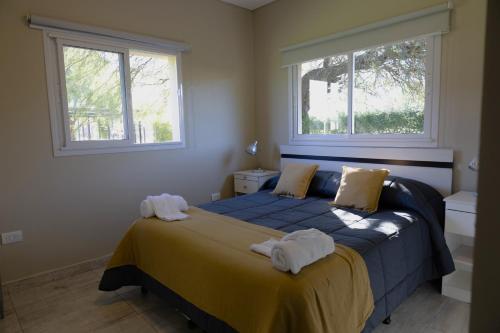 a bedroom with a bed with towels on it at Vi Hosting Cabañas in Salta