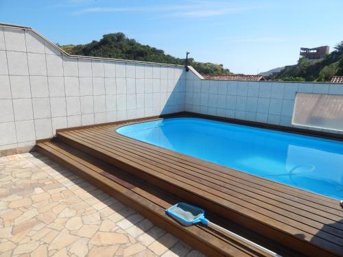 a swimming pool on top of a house at Casinha no Paraiso in Arraial do Cabo