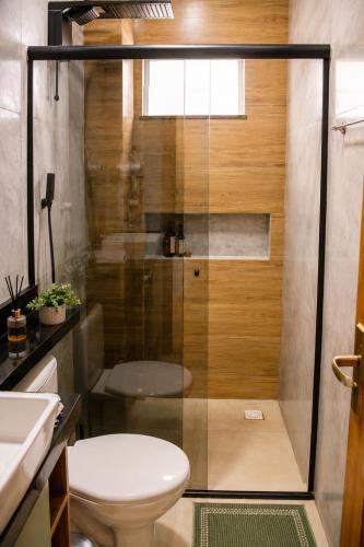 a bathroom with a shower with a toilet and a sink at Apartamento Moderno e Aconchegante 2 Quartos Ar Condicionado in Alter do Chao