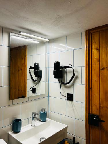 a bathroom with a sink and a mirror at Aloni Petit House in Nerotriviá
