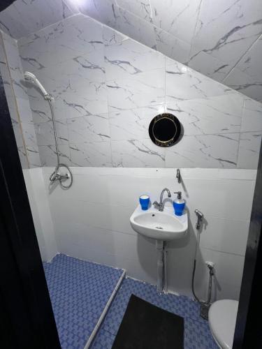 a bathroom with a sink and a toilet at Appartement Maroc Safi in Safi
