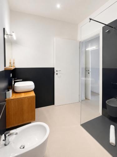 a bathroom with a sink and a toilet and a tub at Al Carlino Verona in Verona