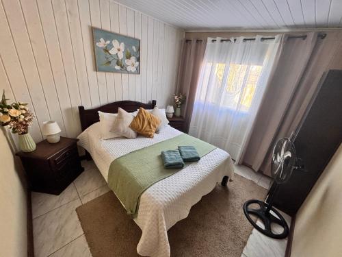 a small bedroom with a bed and a window at Casa en Chuy in Chuy