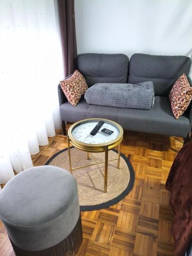a living room with a couch and a table at H & L Fogar do Camiño in Padrón