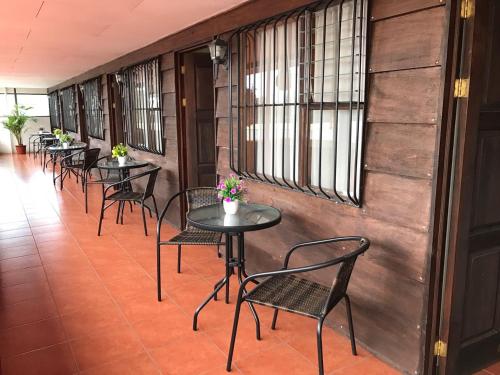a row of tables and chairs in a room at Hotel Las Brumas in Cartago