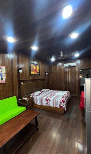 ein Schlafzimmer mit einem Bett und einem Tisch darin in der Unterkunft Hotel Jacarandá Suites in Trinidad