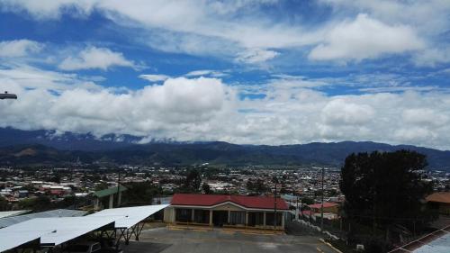 a view of a city with mountains in the background at Hotel Las Brumas in Cartago
