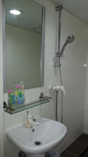 Ванная комната в Le Cong Fraternal Guest House