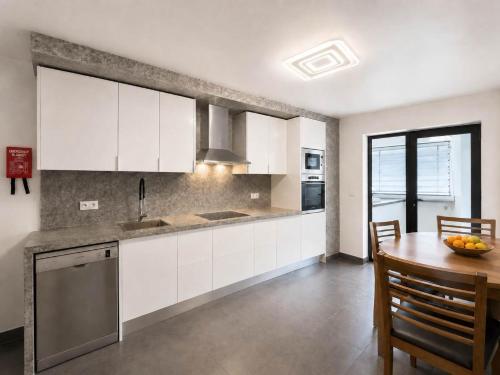 Hillside Elegance Apartment