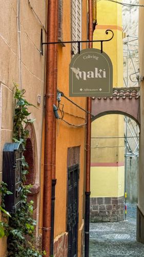 ein Schild für einen Markt an der Seite eines Gebäudes in der Unterkunft Naki in Bosa