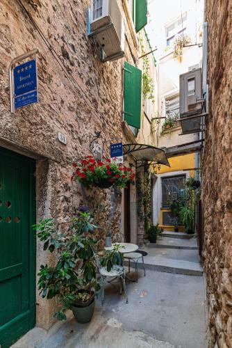 Apartments with WiFi Rovinj - 25550
