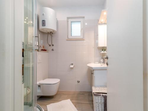 Apartments with parking space Trogir - 27140