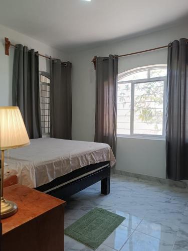 a bedroom with a bed and a window at Casa Lomalinda in Miahuatlán de Porfirio Díaz