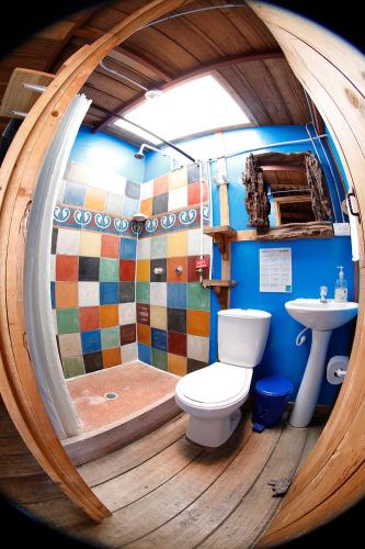 a bathroom with a toilet and a sink at Hostal La Casa De Lili in Salento