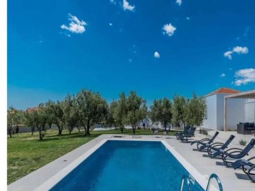 Luxurious villa Bright with pool