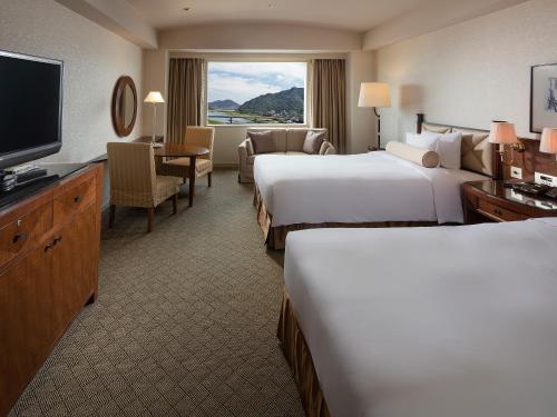 岐阜的住宿－岐阜長良川都飯店 (Miyako Hotel Gifu Nagaragawa)，酒店客房设有两张床和一台平面电视。