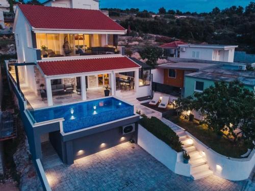 Villa in Ra anj with swimming pool