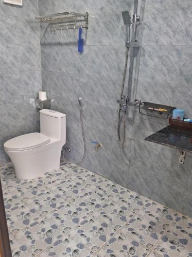 a bathroom with a shower and a toilet in it at Tam Cốc FAIRY WINGS Homestay in Vũ Lâm