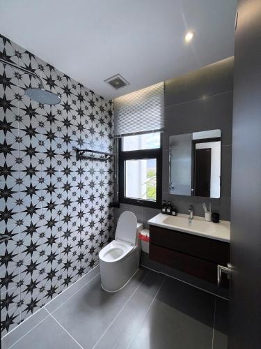 a bathroom with a toilet and a sink at The SeaNest Home - Làng Chài Mỹ Tân Ninh Thuận in Vinh Hai