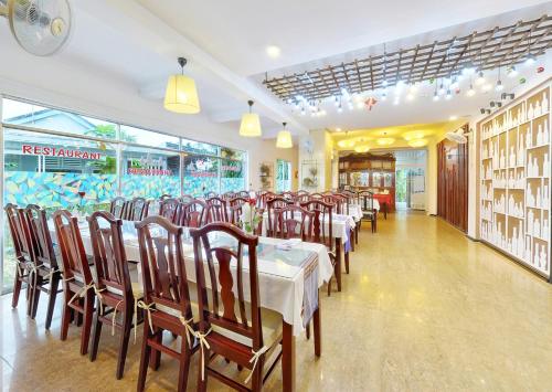 En restaurant eller et andet spisested på Hai Yen Hotel
