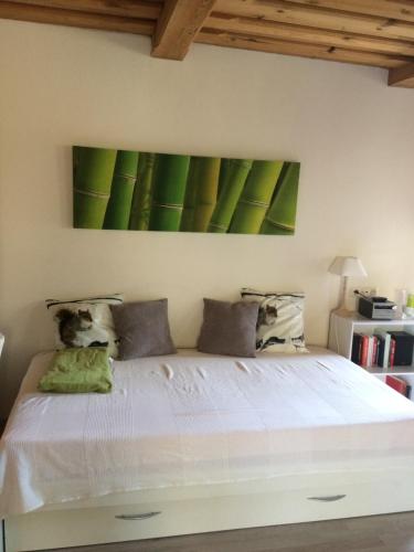 a bedroom with a large bed with a painting on the wall at Appartement Waldeck Perle in Hauzenberg