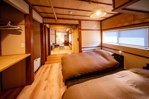 a bedroom with two beds in a room at AIBIYA in Yamanouchi