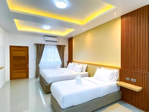 a hotel room with two beds in a room at Aten hotel in Sathani Khao Pip