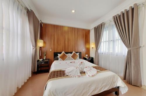 Postel nebo postele na pokoji v ubytování Hai Yen Hotel