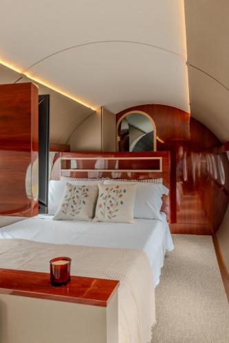 ein Schlafzimmer mit einem Bett in einem Zimmer in der Unterkunft Pousada Aero Sofiste in Divino de São Lourenço