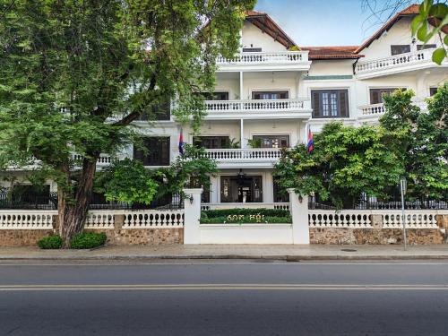 Chateau d'Angkor La Residence — Property building