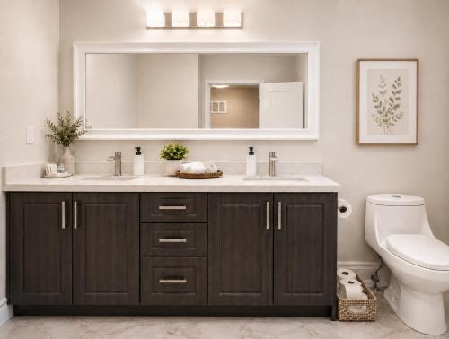 ein Badezimmer mit Waschbecken und Toilette in der Unterkunft Spacious 3BDR Home Central Markham in Markham