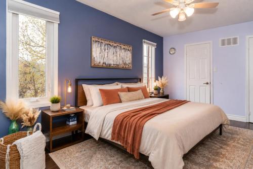ein Schlafzimmer mit einem großen Bett und blauen Wänden in der Unterkunft Spacious 3BDR Home Central Markham in Markham