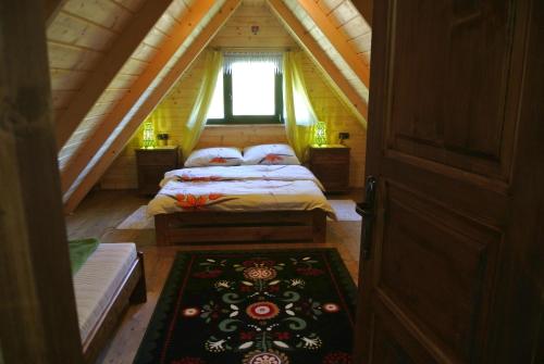 Voodi või voodid majutusasutuse Eko Bajka - całoroczne domki w górach toas