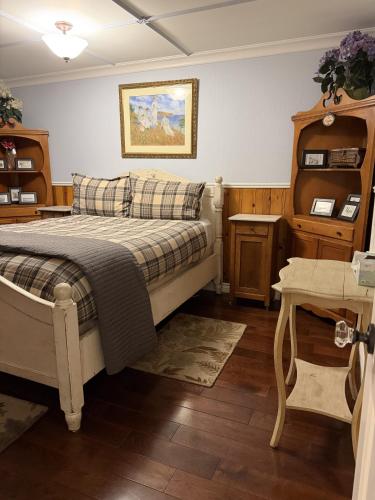 a bedroom with a bed and a table at Near the Slopes - Big Bear Mountain getaway in Big Bear Lake