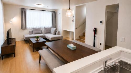 New 4BR Entire House Near Osaka Castle Free Large Parking Kyobashi