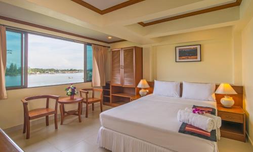 Кровать или кровати в номере Krabi City Seaview Hotel