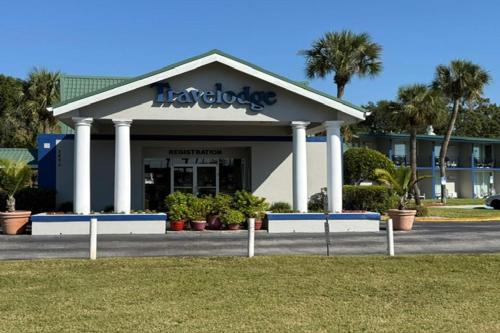 a building with a sign on the front of it at Travelodge by Wyndham Lakeland in Lakeland