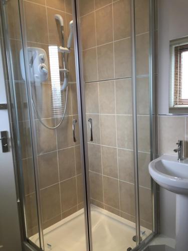 W łazience znajduje się prysznic i umywalka. w obiekcie The Gem w mieście Winchelsea
