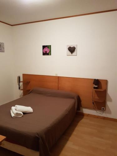een slaapkamer met een bed met twee handdoeken erop bij La Trinite in Saint Firmin
